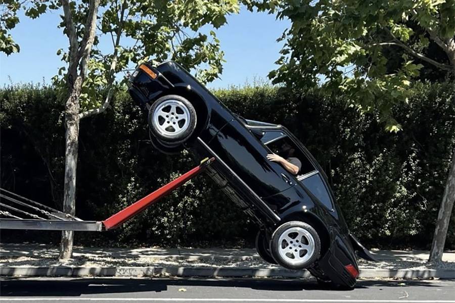 Marche arrière de luxe : un « RUF Yellowbird » extrêmement rare se détache spectaculairement de la rampe – et rappelle que la physique ne pardonne jamais.