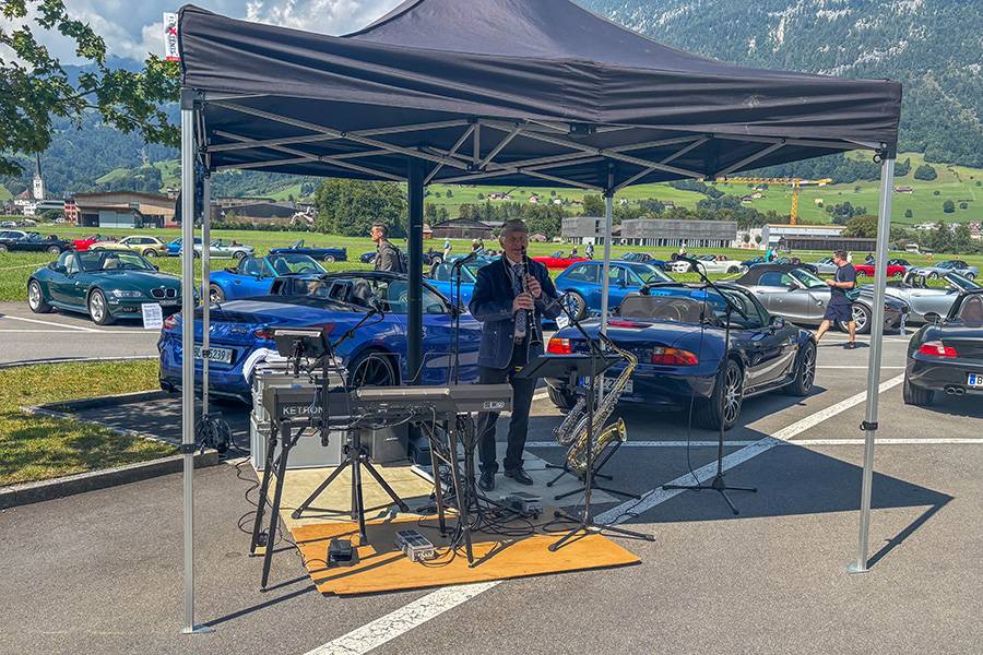 ...tandis qu’un orchestre d’un seul homme, jonglant entre instruments à vent et électronique moderne, assurait l’ambiance festive.