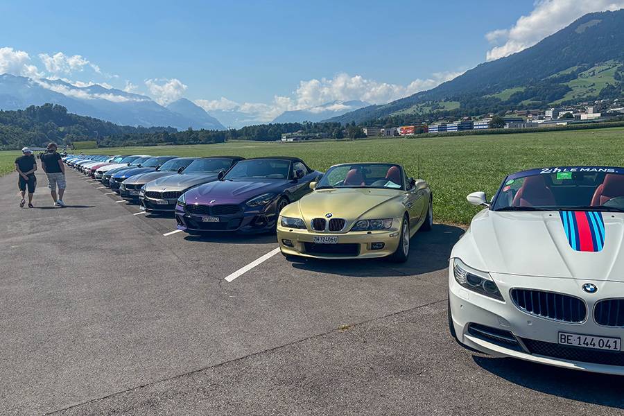 Les « Z4 » bénéficiaient d’une allée d’exposition à part. Le Z3 roadster doré, lui, ne résistait pas à l’envie d’aller jeter un coup d’œil à ses petits frères.