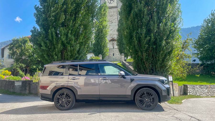 Un style anguleux qui renforce la prestance du Santa Fe. Sur 4,83 m de long, chacun trouve facilement sa place.