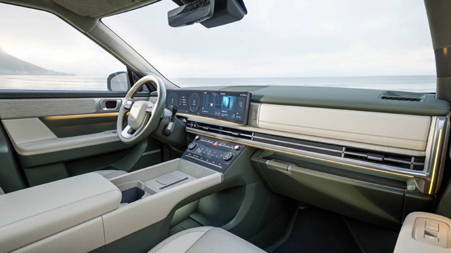 L’habitacle séduit par ses matériaux de qualité, son double écran élégant, ses sièges confortables et de nombreux rangements.