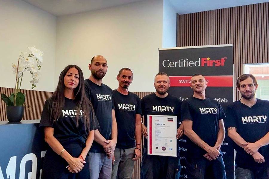 Heureux d’être membre de CFS : Remo Marty (3e à partir de la gauche) et son équipe.