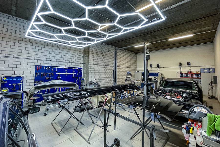 Mais avant cela, il s’agit de sécher les pièces peintes de la Corvette, puis de les monter. 