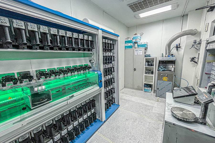 Une affaire de propreté : la salle de mélange bien aménagée est équipée du « PPG Moon Walk . . .