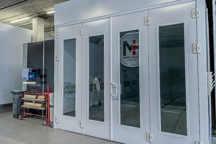 La cabine de peinture est neuve et doit donc garantir un travail aussi respectueux que possible de l’environnement.