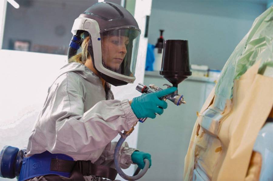 Un travail artisanal de précision : Yvonne Rohde-Hofbauer au travail dans la cabine de peinture. Ce qui compte, c’est l’effet avant-après parfait : brillant, impeccable et fidèle aux détails.