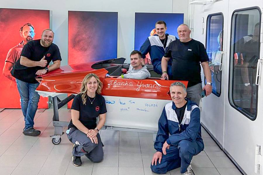 Travail d’équipe artisanal de précision : Yvonne Rohde-Hofbauer avec ses collègues après avoir mené à bien un projet. Son credo : « L’amour de la peinture et du détail unit tous les peintres ». 