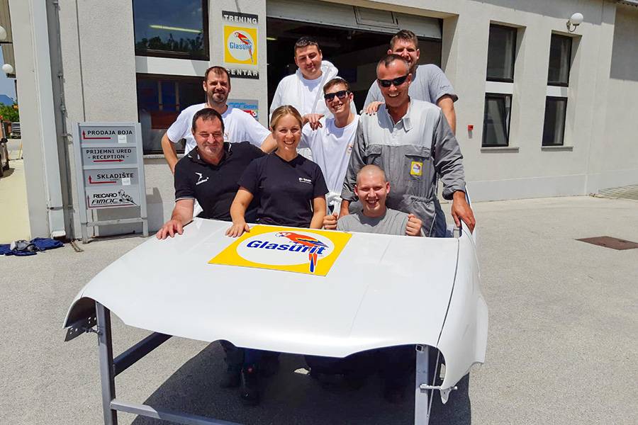 Yvonne Rohde-Hofbauer (au centre à l’avant) avec des collègues internationaux lors d’une formation Glasurit : la peinture crée des liens, même au-delà des frontières.