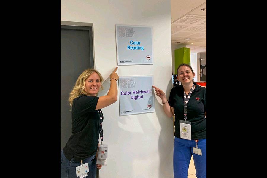 La précision des couleurs pensée numériquement : Yvonne Rohde-Hofbauer (à gauche) mise sur les nouveaux outils dans le monde de la peinture – ici avec un collègue dans le cadre d’une formation BASF.