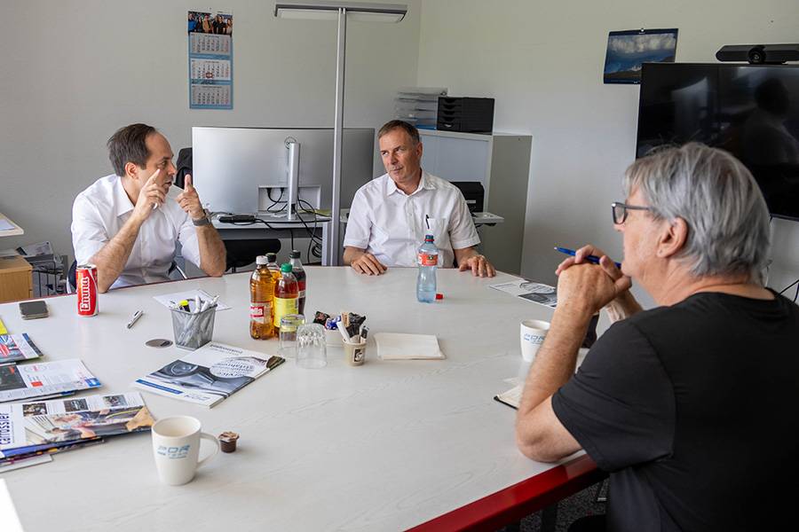 Nathanaël Kalisky (à gauche) et Bernd Schmid ne mâchent pas leurs mots lors de l’interview avec Heinz Schneider (à droite), rédacteur en chef de Carwing.