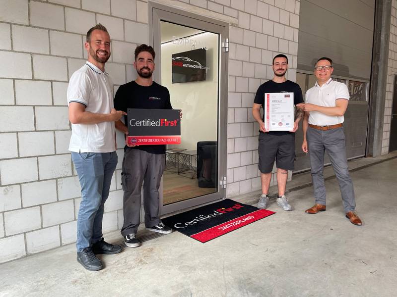 Le label de qualité atteste que la société « S&B Automotive » est sur la bonne voie (de g. à d.) : Sandro Hasenfratz (conseiller PPG), Bruno Valpacos, Simone Cottone, Richard Schöller (directeur CFS).