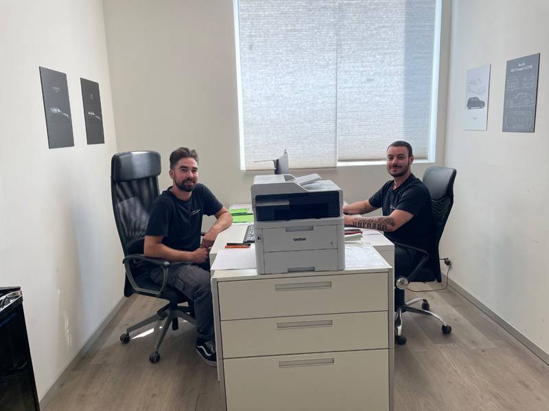 Deux hommes, un rêve : Bruno Valpacos (à gauche) et Simone Cottone dans le bureau de leur jeune entreprise.