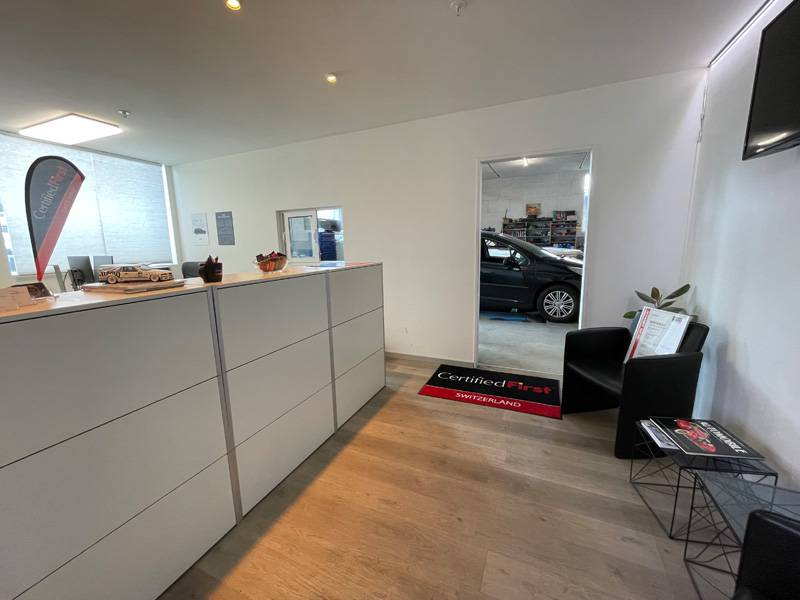 Bienvenue : ceux qui entrent dans ce bureau d’accueil peuvent s’attendre à ce que leur voiture soit traitée avec professionnalisme.