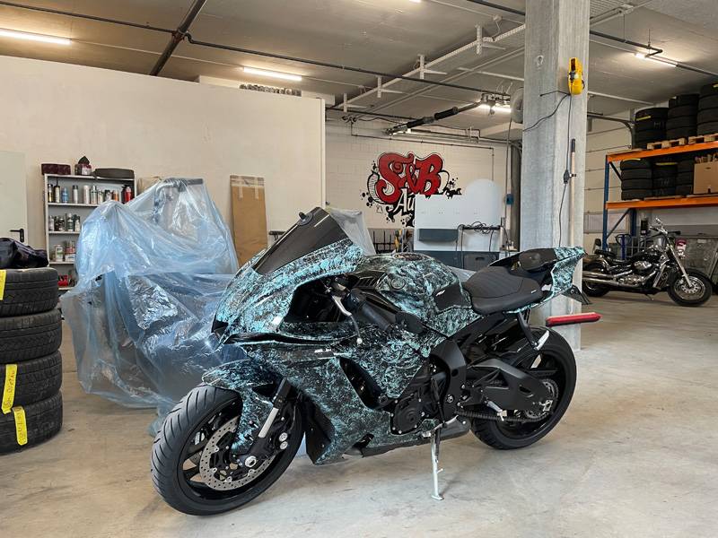 . . . par exemple cette Yamaha YZF-R1, qui a reçu une peinture spéciale à la demande du client. 
