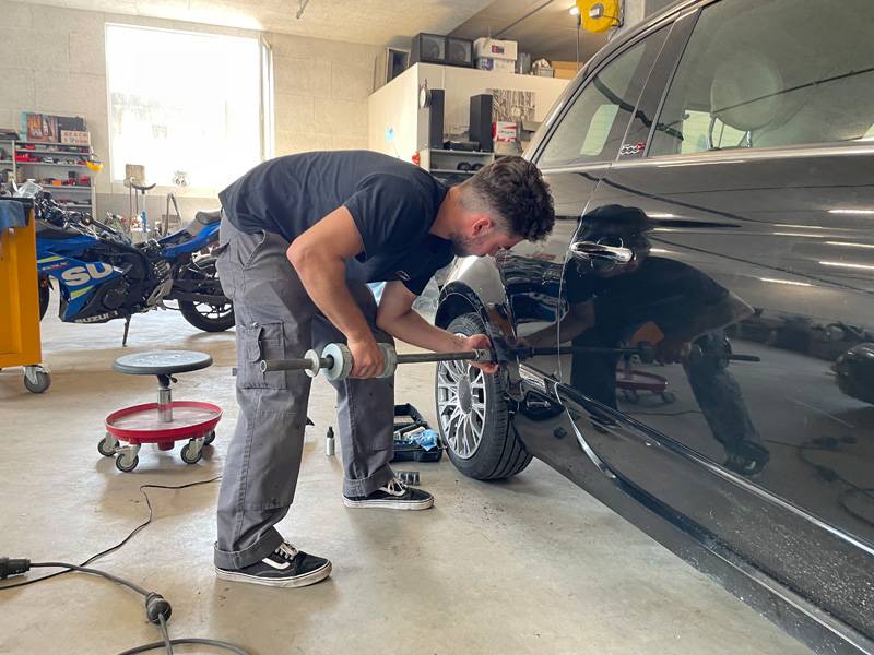 Travail lourd sur un véhicule léger : Bruno Valpacos sait exactement ce dont la petite Fiat 500 a besoin. Pendant ce . . .