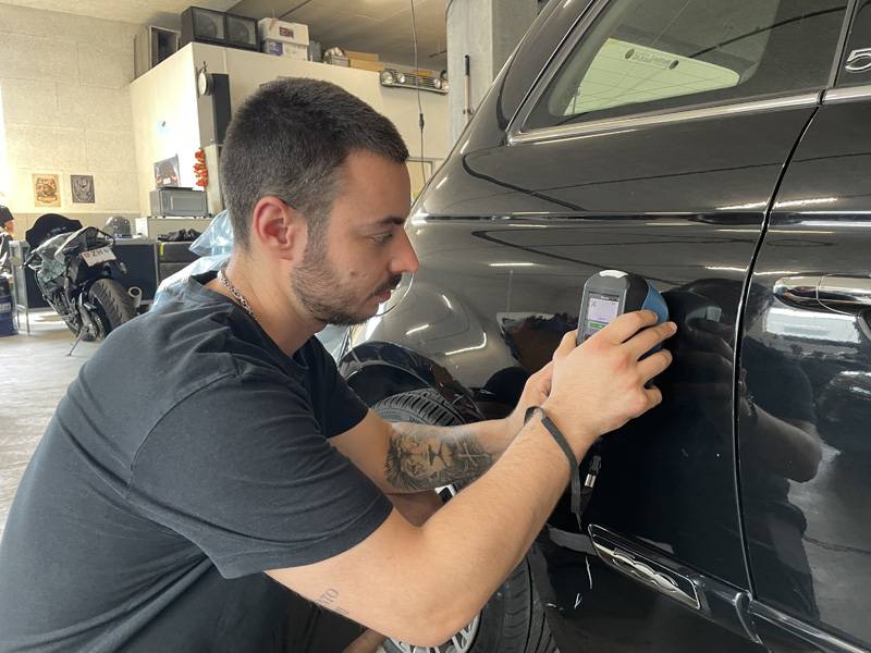 . . . temps, Simone Gottone examine la teinte du « patient » à l’aide du nouveau spectromètre de « PPG Belfa ».