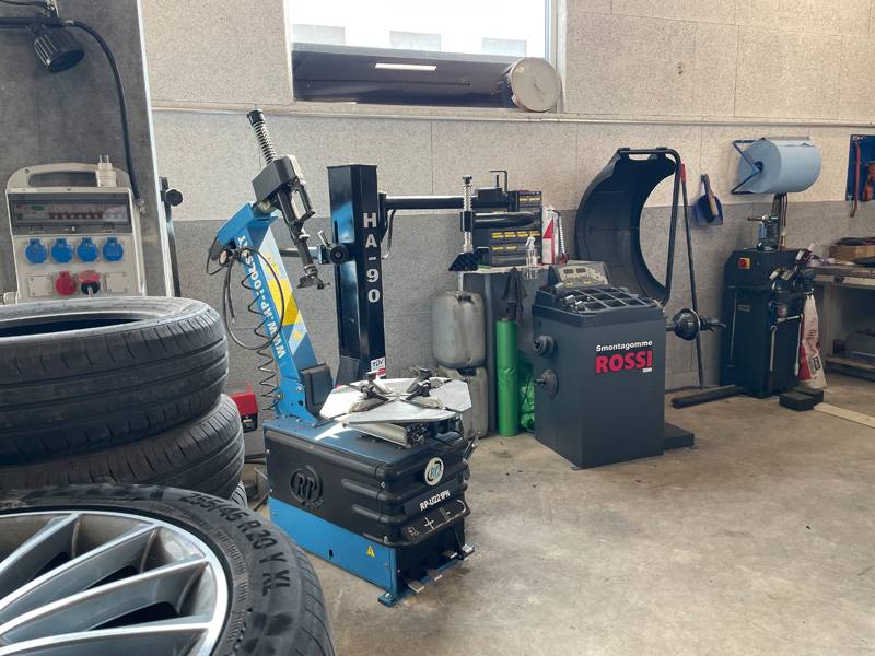 L’entreprise « S&B » n’entreprend pas seulement des travaux de peinture ou de débosselage sur les voitures. Elle s’occupe également des pneus et des jantes.