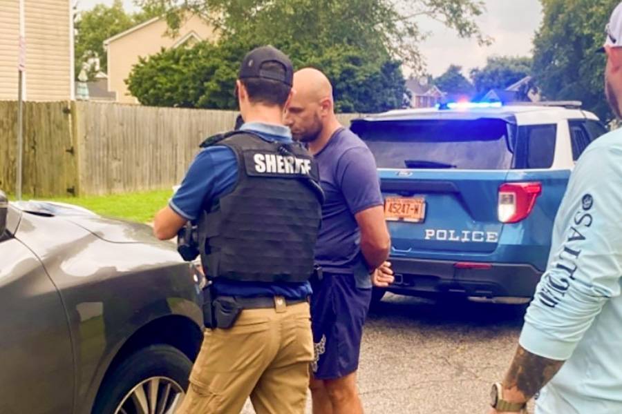Arrestation à Raleigh : Valentin Virlizanu est emmené par les enquêteurs – l’homme qui transformait les rêves d’oldtimers en illusions coûteuses.    Photo : North Carolina State Bureau of Investigation / Facebook