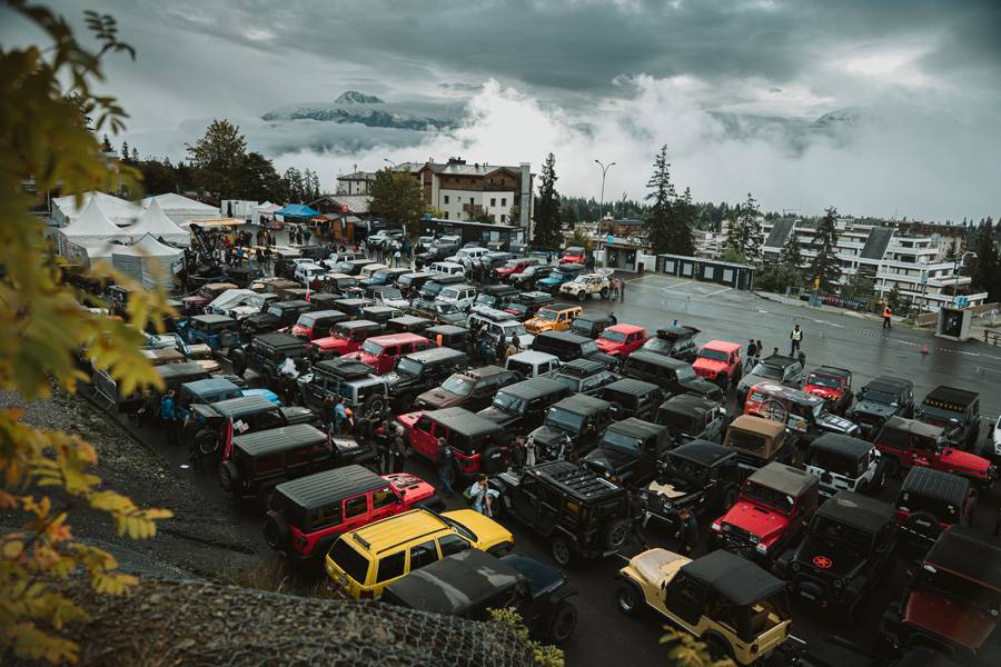 Parking ou lieu de pèlerinage ? – Plus de 500 Jeeps venues de toute l’Europe ont transformé Crans-Montana en tableau vivant de métal, de peinture et de rêves tout-terrain. Une mer de calandres, chacune avec son histoire.
