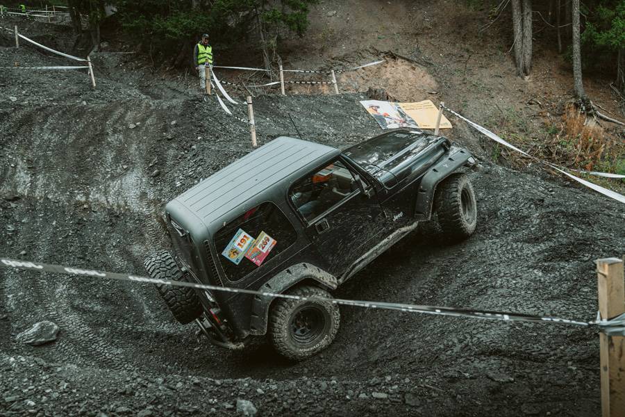 Pente exigeante. – Descentes raides et pierres instables : lors du « Jeeping », on a vite compris que la transmission intégrale ne suffit pas. Il faut aussi des nerfs solides et une main précise au volant.
