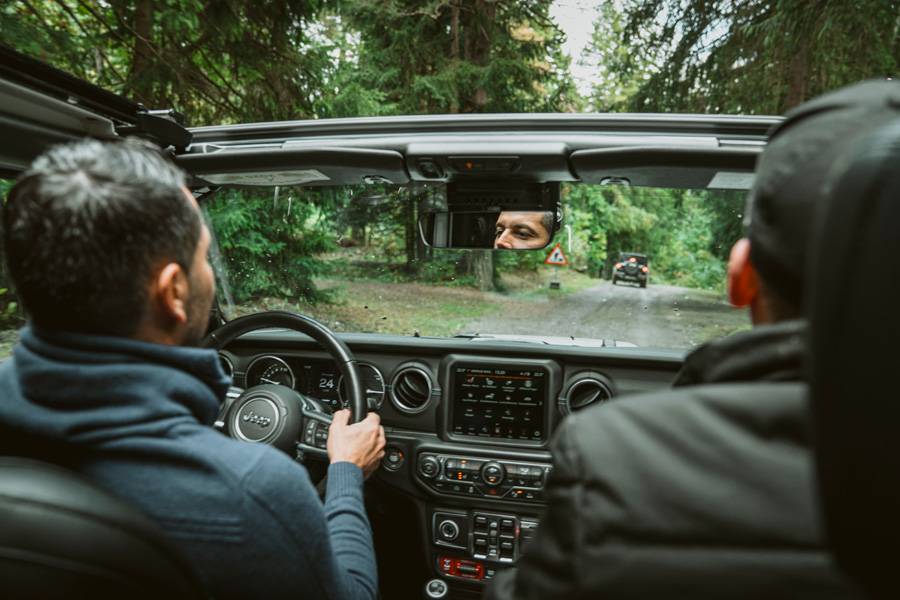 Deux hommes, un sentier. – Toit ouvert sur la verdure valaisanne : durant les vingt kilomètres de l’itinéraire off-road, l’esprit d’équipe comptait – parfois en pilote, parfois en copilote pour le slalom à l’aveugle.