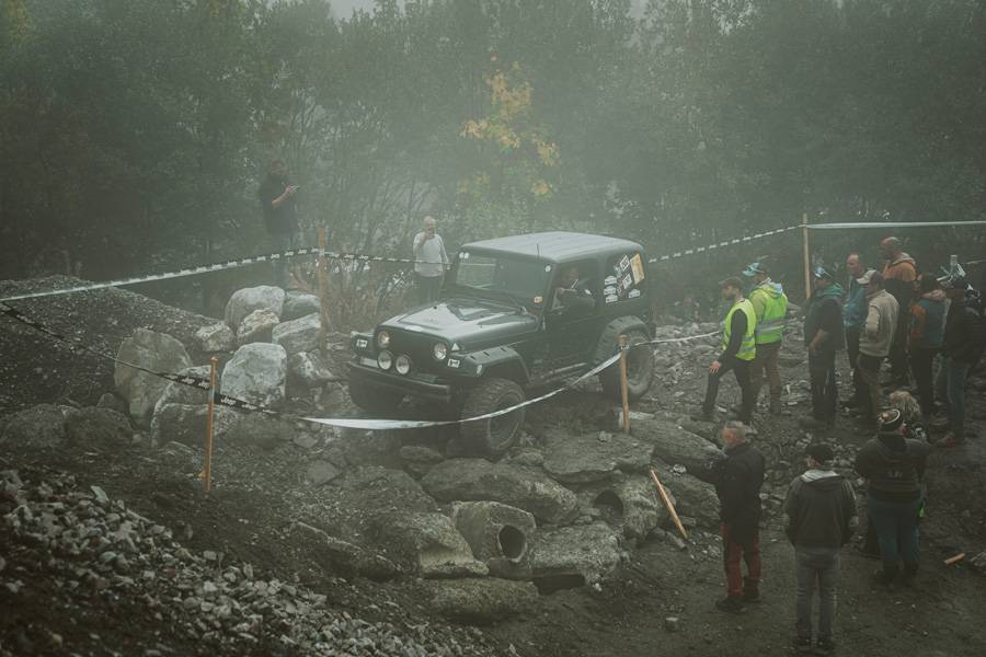 Finale dans le canyon. – Brouillard, rochers, regards du public : le dimanche après-midi, le tri s’est fait naturellement. Ceux qui gardaient calme et maîtrise venaient à bout de l’épreuve la plus redoutable du festival.