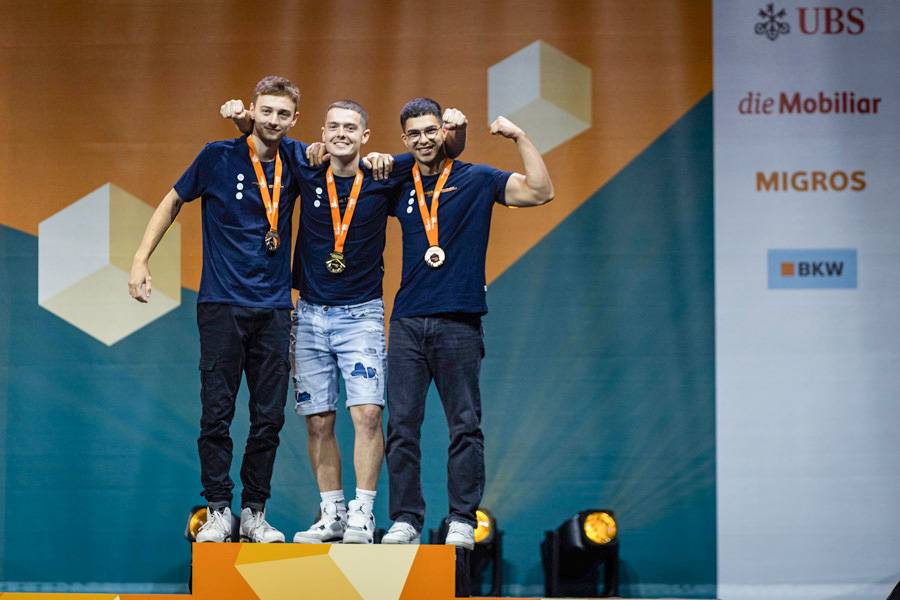 De gauche à droite sur le podium des SwissSkills : argent pour Alessandro Risi (Carrozzeria Touring SA, TI), or pour Davide Manieri (Huggel Carrosserie AG, BL) et bronze pour Aron D'Orologio (Carrosserie Pirnstill AG, SZ).