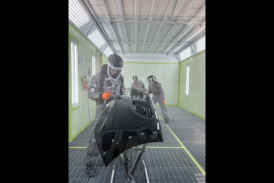 Après le mélange des produits, passage obligé en cabine de peinture – la précision à l’application était décisive.