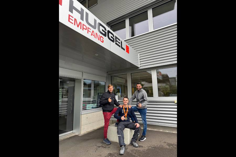 Fiers de leur protégé : Jan Huggel (à gauche) et Vittorio Gualtieri (à droite) célèbrent le succès de Davide.