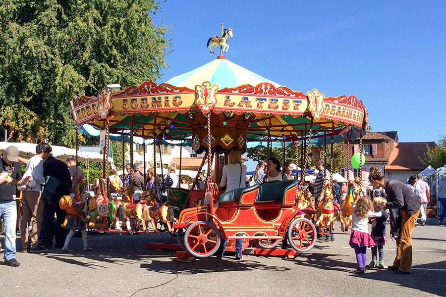 Fascinant pour petits et grands : le manège pour enfants provenant d’Angleterre. Il a été construit en 1870 et se compose de deux calèches et de 24 animaux en bois massif. 