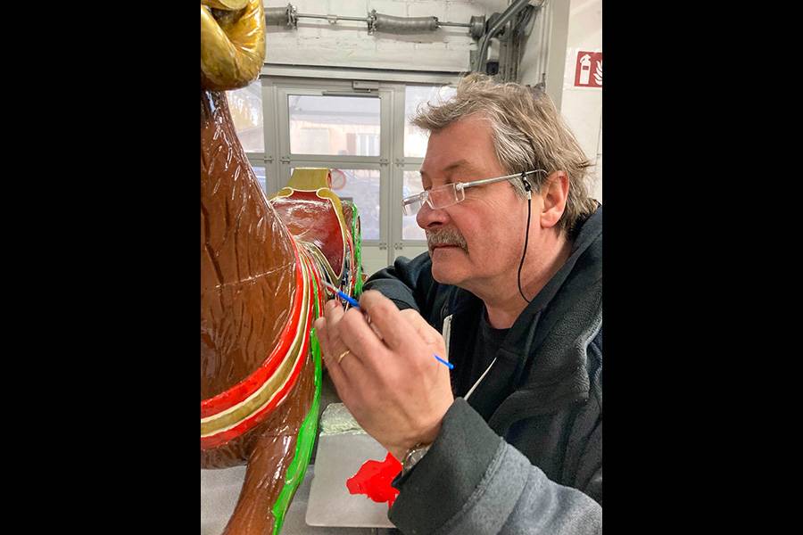 La peinture du bouc du manège est quelque peu abimée. Les mains expertes d’Andres Bühler vont y remédier. 