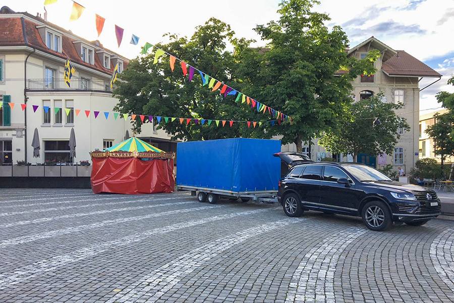 Pour le transport du manège, il faut cette puissante VW et une remorque bâchée. Karin, la peintre, est autorisée à s’en charger et le fait avec habileté.