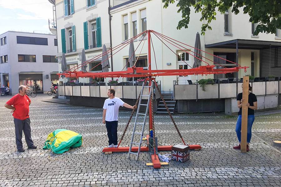 C’est parti : après diverses discussions sur la marche à suivre, le montage peut enfin commencer.