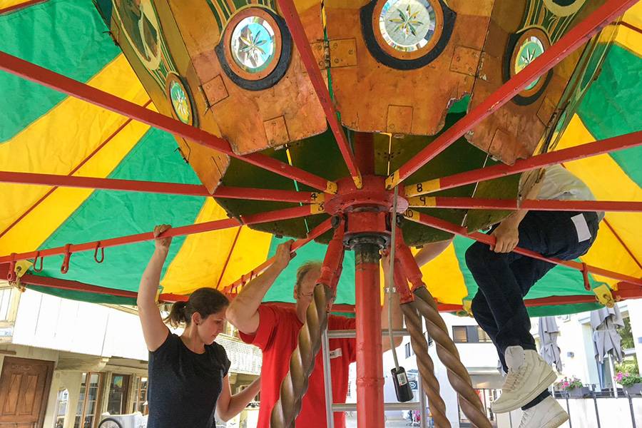 Touches finales lors du montage : les panneaux scintillants en haut, peints à la main, fonctionnent-ils vraiment ? Brillent-ils tous dans l’obscurité ?