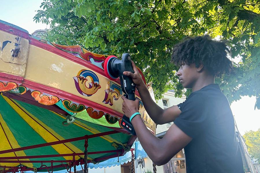 L’engagement est total : Ermias, apprenti peintre en deuxième année, polit rapidement les endroits qui ne sont pas encore parfaits. 