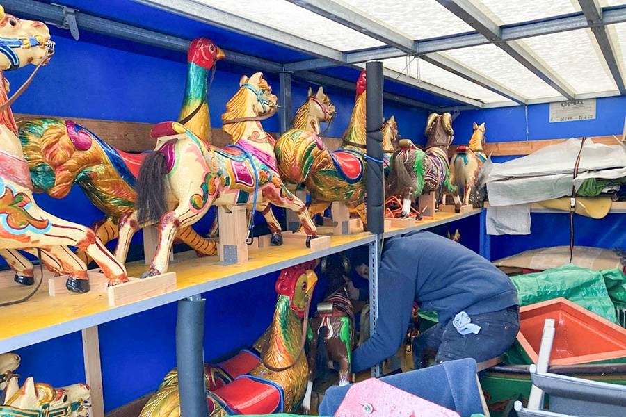 Dans la remorque : Pour un transport sûr, chaque cheval, poule, coq ou bouc, tout comme les deux calèches, ont leur place attitrée. 