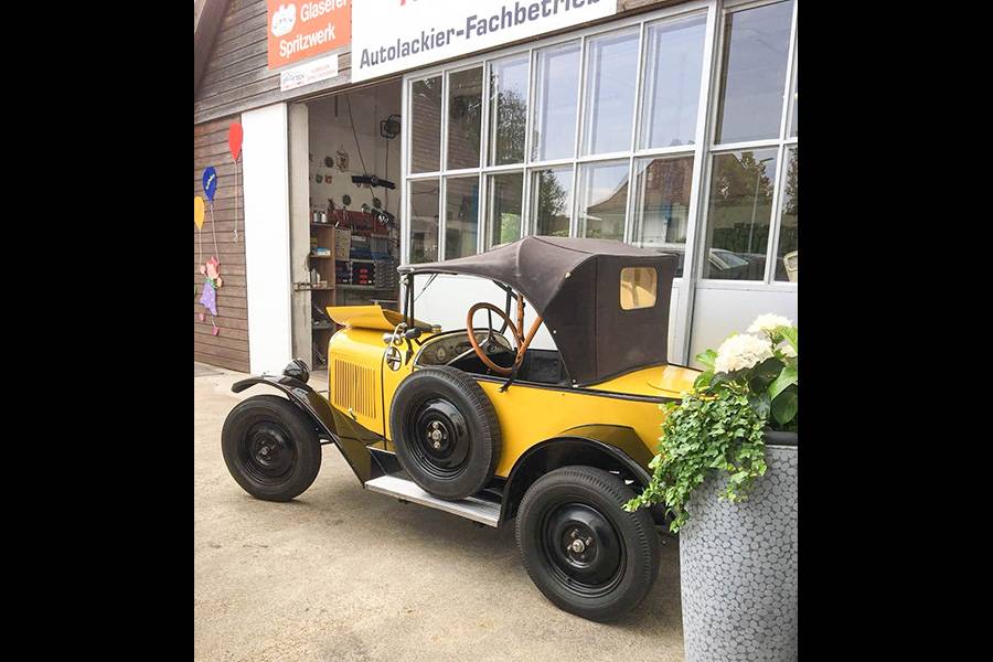 Un autre hobby d’Andres et Priska Bühler : les voitures anciennes. Cette Citroën Torpédo jaune vif a 102 ans. Elle est restaurée, homologuée comme voiture . . .