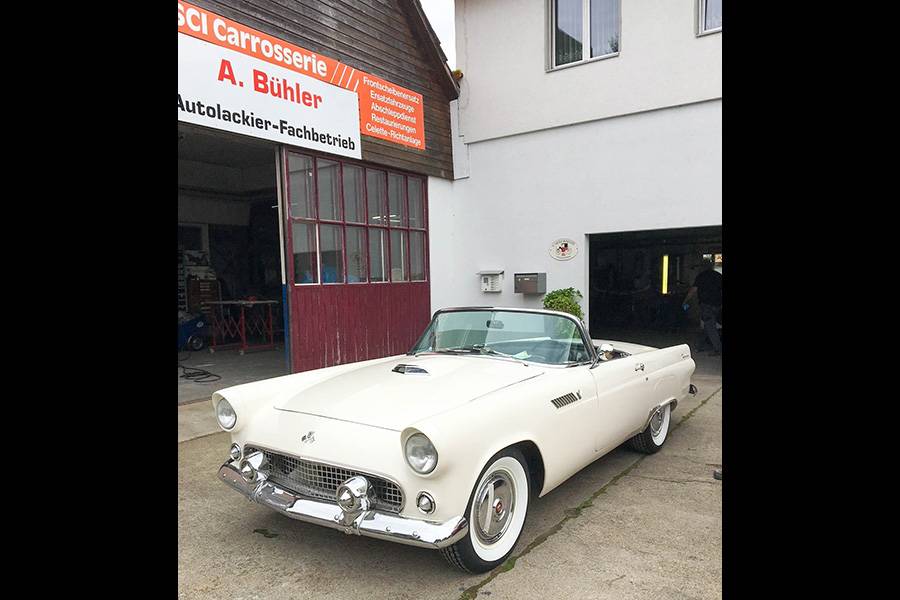 . . . ancienne et immatriculée. Un autre modèle est cette Thunderbird. La voiture classique a été entièrement restaurée ans la carrosserie Bühler . . . 