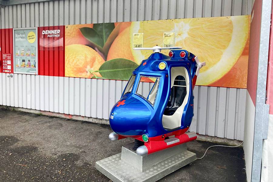 Les Bühler ne s’occupent pas seulement d’un manège pour enfants, ils détiennent également des « kiddys » complètement restaurés, comme cet hélicoptère ou  . . . 