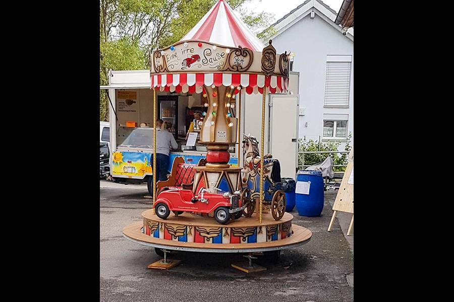 Le mini-manège a cinq ans et a été restauré dans le style antique. Il peut être loué par les garderies ou par des entreprises pour les fêtes de Noël.