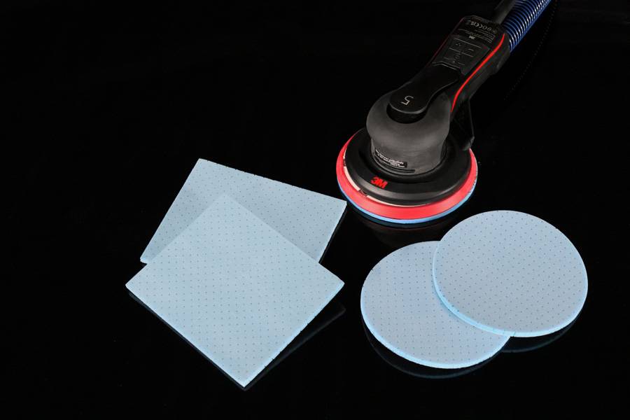 Les bandes abrasives flexibles offrent de multiples possibilités d’utilisation : ponçage des apprêts, des zones de raccord et des arêtes ou coins difficiles d’accès.