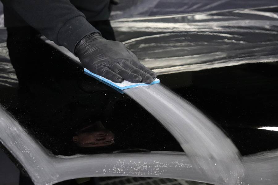 La structure en mousse souple épouse parfaitement les surfaces irrégulières et garantit une finition impeccable, qu’il s’agisse d’un ponçage à sec ou à l’eau.