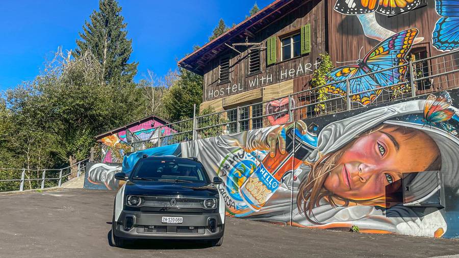 Un visage marquant, des phares ronds stylisés : la R4 Electric fait référence au passé, tout en se dirigeant résolument vers l’avenir. Le capot noir est très cool, mais coûte 100 francs supplémentaires.