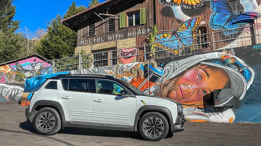 Le spoiler arrière est une nouveauté sur la R4, tandis que la petite vitre latérale a été reprise de l’original.