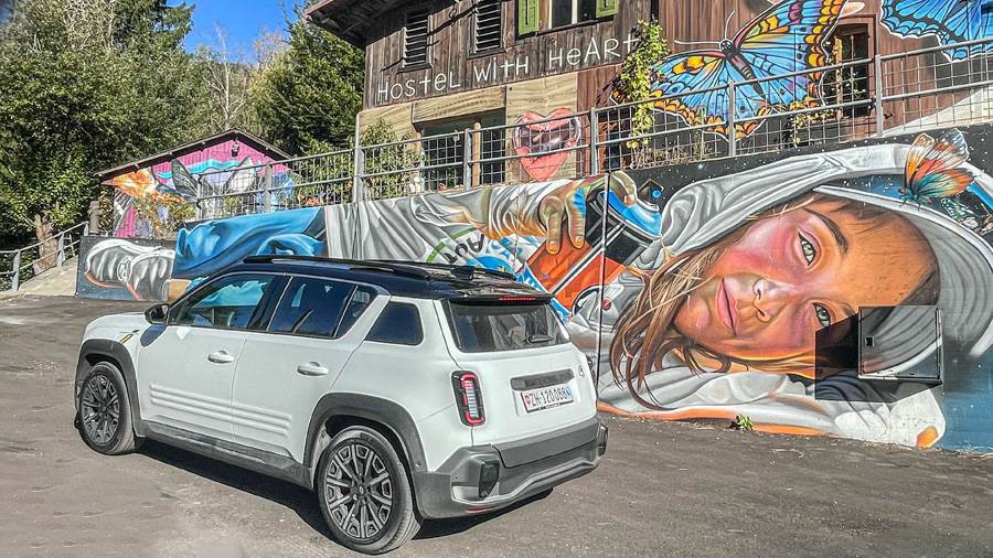 Le charme rétro rencontre la propulsion électrique : sous certains angles, la nouvelle voiture rappelle l’ancienne 4L, mais la technologie se trouve depuis longtemps sur un autre niveau.