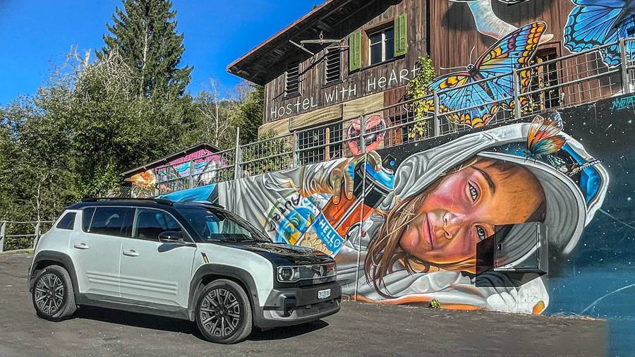 Avec un position assise surélevée et une garde au sol de 18 centimètres, la R4 ressemble presque à un petit SUV – pratique, mais sans les faux airs d’un 4x4.