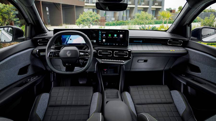 Le quotidien numérique : deux écrans dominent le cockpit. Les services Google, l’avatar « Reno ». Les lignes épurées allient charme rétro et modernité.