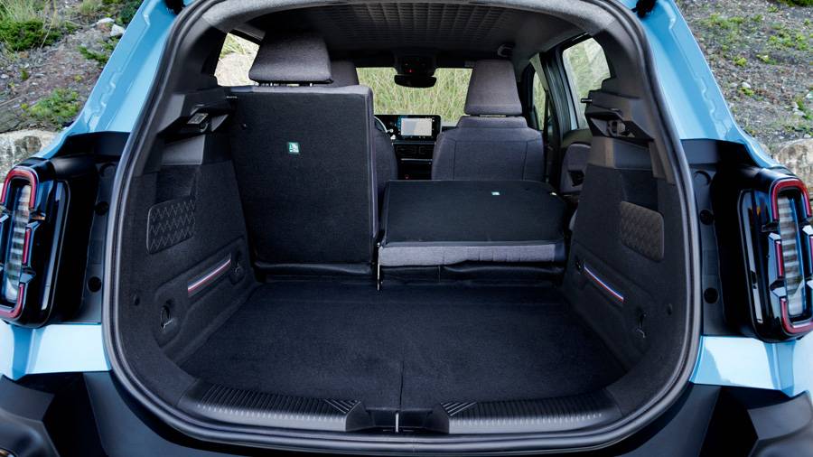 Le côté pratique reste une tradition : le hayon s’étend jusqu’au pare-chocs, le seuil de chargement est bas – l’héritage de la voiture de tous les jours perdure. 
