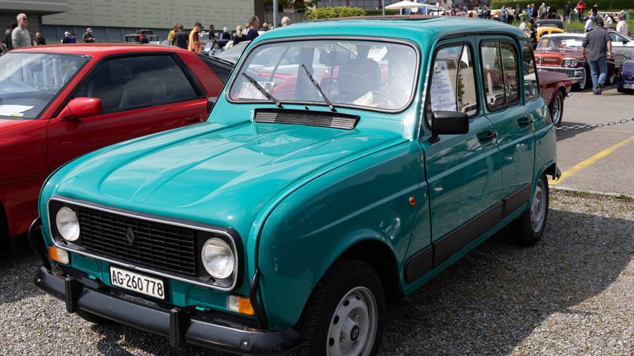 La 4L des années 80 : de telles beautés font revivre des souvenirs aux chroniqueurs – c’est tout un pan de l’histoire automobile et familiale qui défile sous leurs yeux.