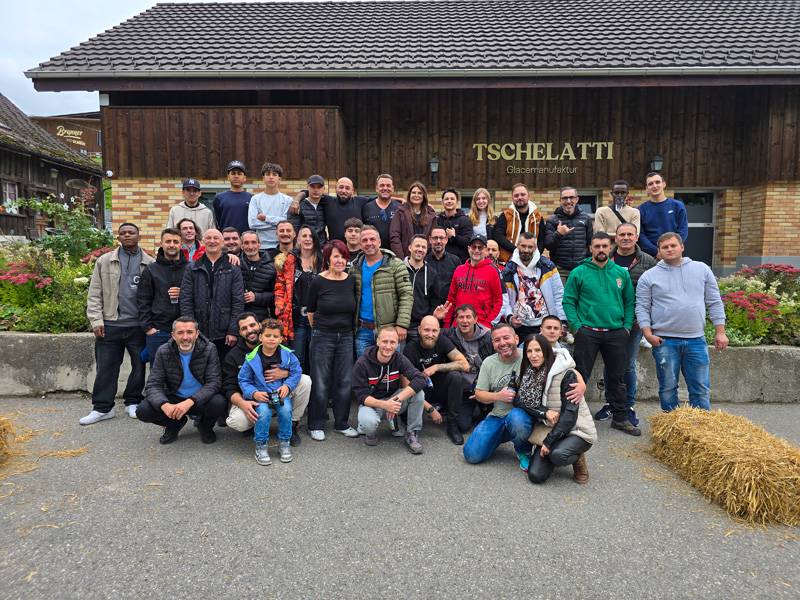 Photo de famille au meilleur sens du terme : les équipes de Greco et Plankl ont laissé tomber les outils pour poser devant la fabrique de glaces de la ferme – grands sourires et bel esprit d’équipe à la clé.